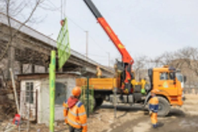 Во Владивостоке сносят незаконные строения под Рудневским мостом