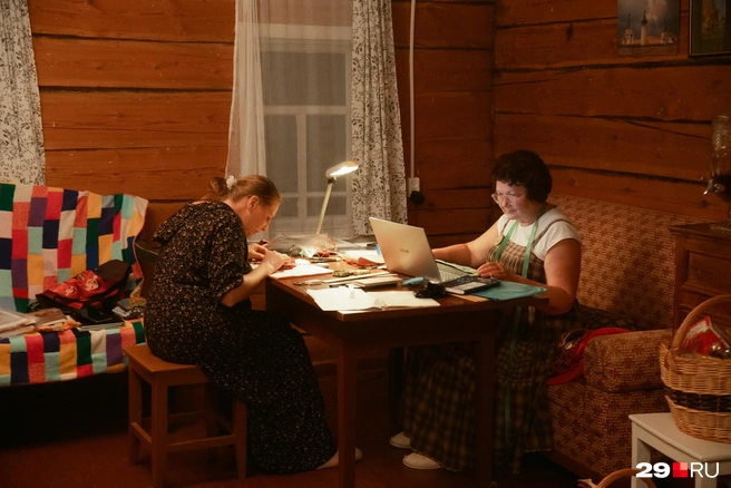 Татьяна с командой работают до поздней ночи | Источник: Иван Митюшёв / 29.RU