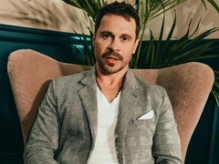 Деревянко сделал признание о новой возлюбленной: «Встречаться только начали, все добиться ее не мог»