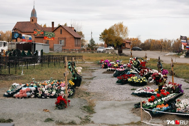 Но пока в едином стиле могилы не оформлены  | Источник: Наталья Лапцевич