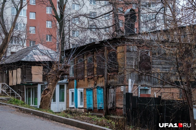 Один поворот и уже деревянные домики | Источник: Булат Салихов / UFA1.RU