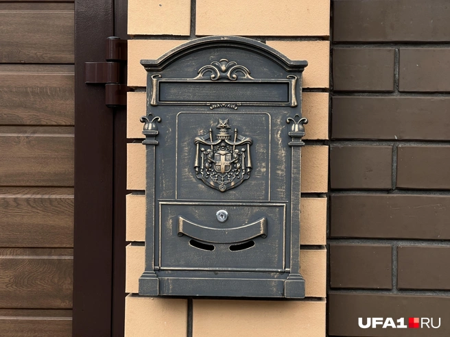 Такой почтовый ящик есть на многих домах, но герб сам по себе ничего не значит — просто красивый символ, видимо | Источник: Андрей Бирюков / UFA1.RU