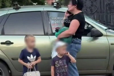 Пьяную мать с детьми нашли полицейские