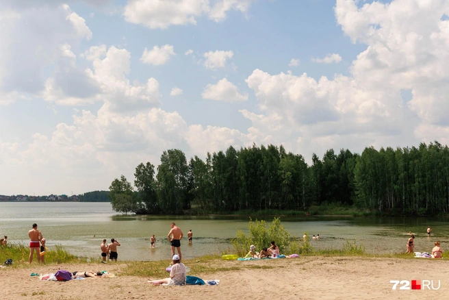 На берегу можно насчитать человек 20. Чуть подальше в лесу, где разбиты небольшие палаточные лагеря, еще немного людей