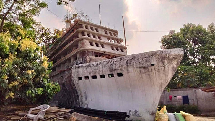 Индус построил себе жуткий бетонный дом в виде «Титаника»