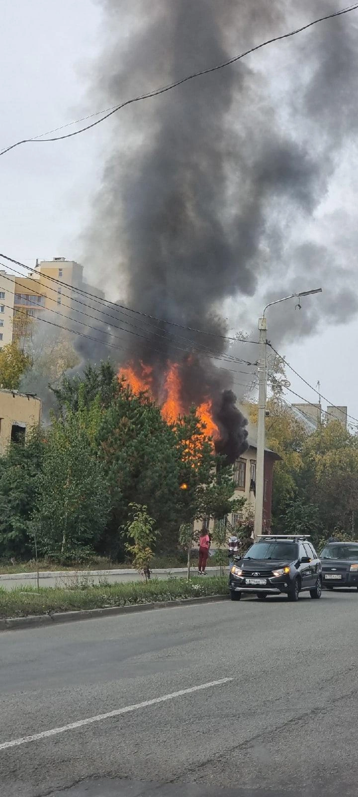 В Копейске пожар в бараке на улице Кузнецова: два человека пострадали 24  сентября 2022 г. - 24 сентября 2022 - 74.ру