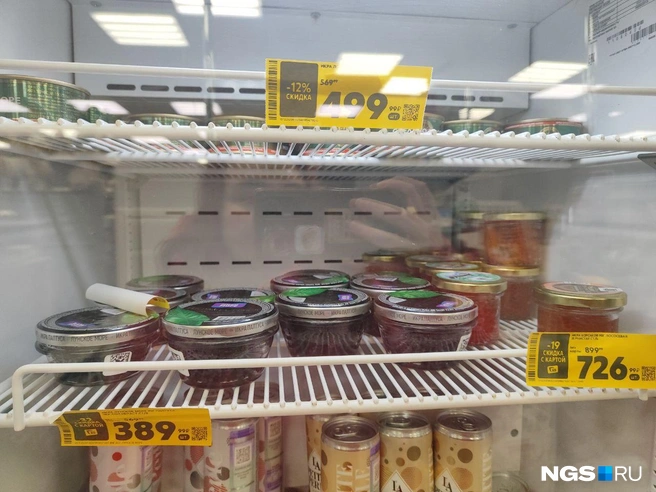 Ассортимент натуральной икры в супермаркетах не богат | Источник: Александра Бруня / NGS.RU