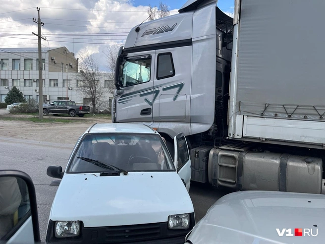 Автомобили практически полностью перекрыли движение | Источник: читатели V1.RU