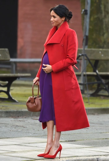 Платье Aritzia и пальто Sentaler герцогиня дополнила сумочкой Gabriela Hearst и классическими алыми лодочками