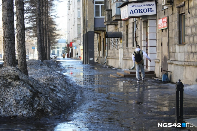 Медленно тающий черный снег остается даже в центре города | Источник: Игорь Епифанцев / NGS42.RU