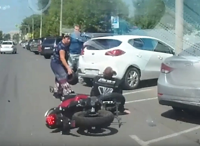 Видео: в центре Рязани мотоцикл влетел в припаркованный автомобиль | ya62.ru