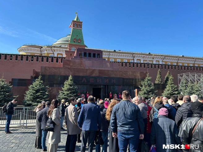 Толпа людей у стен Кремля | Источник: Римма Багдасарян / MSK1.RU