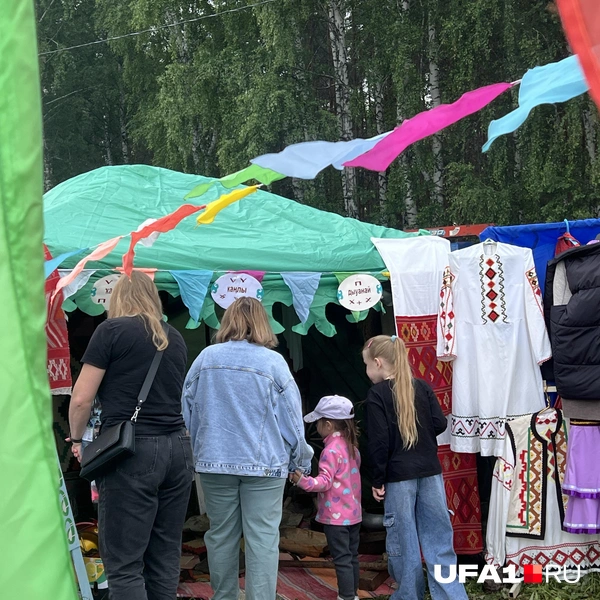 Вывесили национальные костюмы | Источник: Андрей Бирюков / UFA1.RU