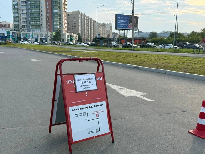 Автомобили выстроились к закрытой АЗС | Источник: Александра Говорухина