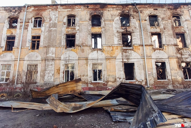 Обгоревшая кровля лежит у дома | Источник: Сергей Карпухин