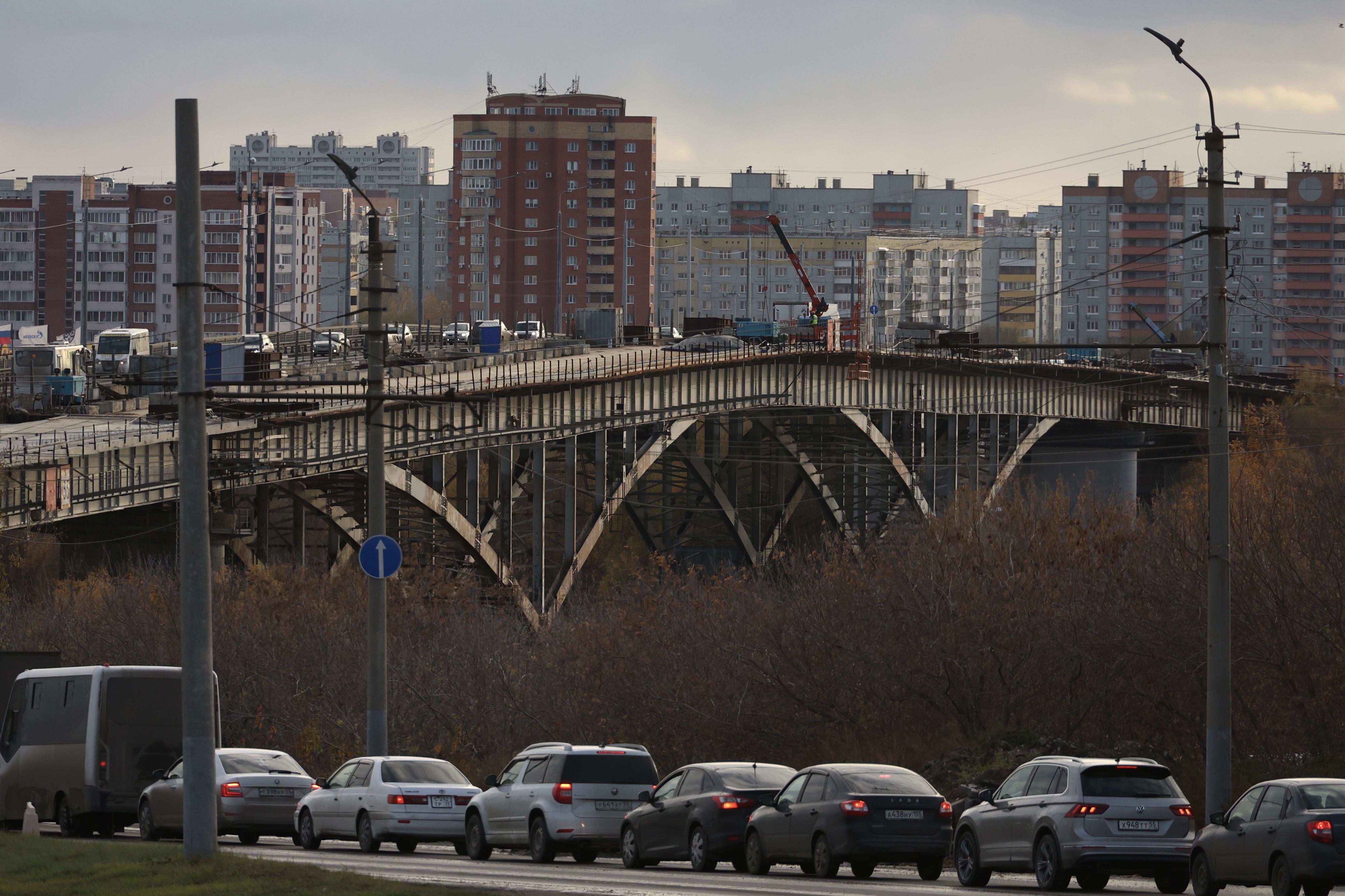 Омские мосты будут охранять с дубинками, наручниками и шокерами