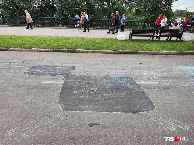Заплата на асфальте заиграла новыми красками. Главное, чтобы на самом деле она никуда не ускакала  | Источник: Александра Савельева