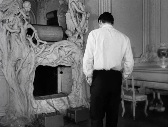 На фоне&nbsp;— интерьер главного дома усадьбы | Источник: Кадр из фильма «Семнадцать мгновений весны» (1973)