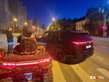 Только водителю легковушки теперь придется менять фару и полировать бампер | Источник: Читатель E1.RU