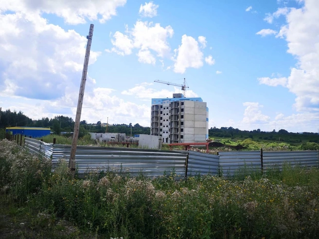 Спустя три года стройки на территории виднеется бетонный скелет одного из домов и вразвалку лежащие блоки. К ним рабочие так и не притронулись. | Источник: пресс-служба следкома Кемеровской области 