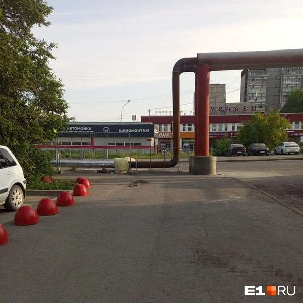 Горожане жалуются, что по улице стало неудобно ходить | Источник: Читатель E1.RU