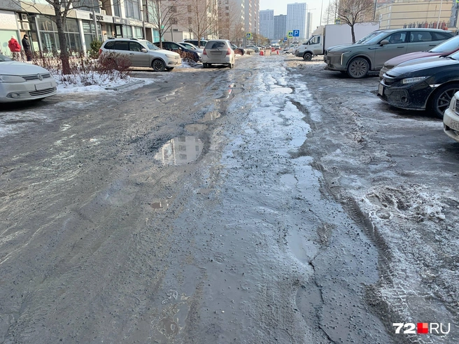 Сплошные ямы и выбоины | Источник: Никита Кифорук / 72.RU
