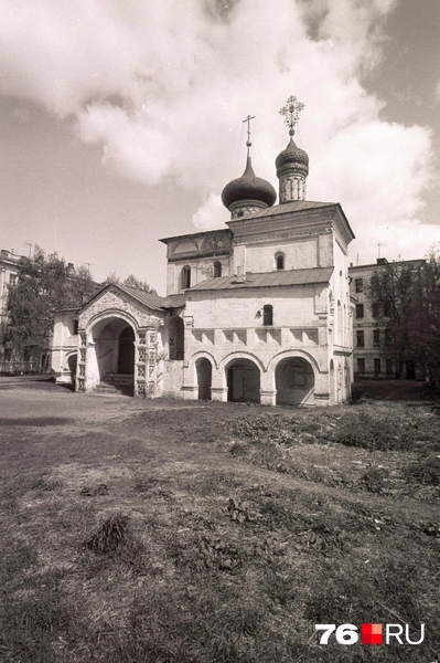 Перед церковью Гурия, Самона и Авива появилось небольшое ограждение, сверху нависли провода. Похоже, это вся разница за 45 лет | Источник: Константин Лузин