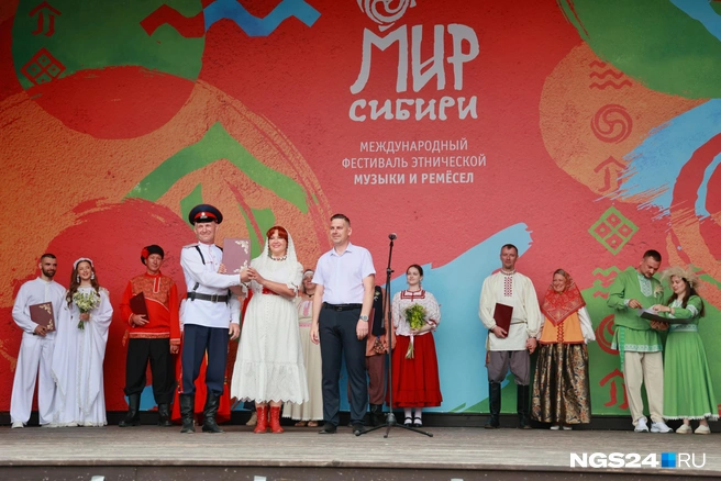 Каждой паре достался поздравительный адрес от губернатора | Источник: Мария Ленц / NGS24.RU