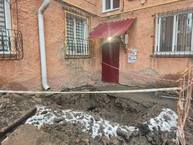 Дверь подъезда открывается в яму | Источник: «Новости Омска | Жесть» / t.me