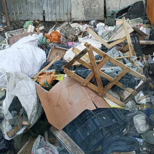 Проблема подвоза отходов недобросовестными коммерсантами, в том числе со стройки, есть и на Ватутина, 1 | Источник: «Спецавтобаза»