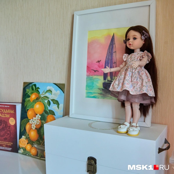 Кукла, для которой шьет героиня | Источник: Дмитрий Толстошеев / MSK1.RU