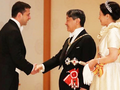 Король и королева Испании, принц Чарльз и еще две тысячи высокопоставленных гостей посетили ужин в честь нового императора Японии
