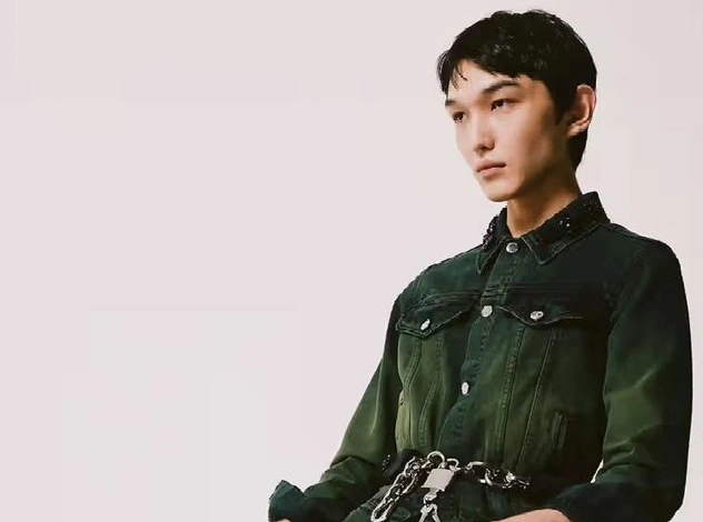 Казахстанец Али Данияров снялся для Simone Rocha, осень 2025
