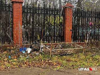 А это у входа на кладбище | Источник: Екатерина Чижик / UFA1.RU