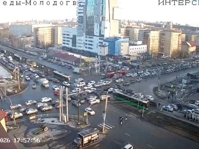 Съёмка с высоты наглядно показывает масштаб скопившегося транспорта. | Источник: камеры «Интерсвязи»