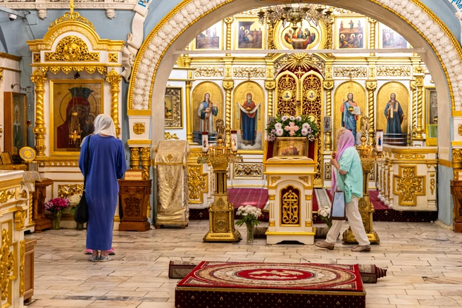 Женщины в платочках безмолвно плывут от иконы к иконе | Источник: Мария Ленц / NGS24.RU