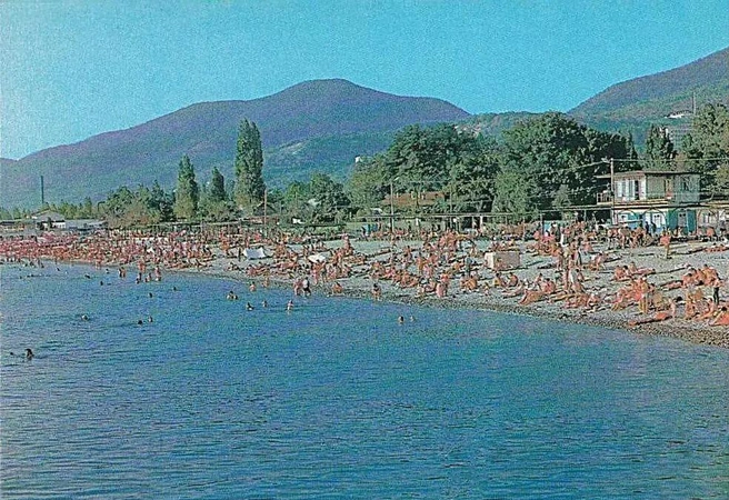 Центральный пляж, конец 1970-х | Источник: А. Богданов. Почтовая карточка. Министерство связи СССР. 1980 год 