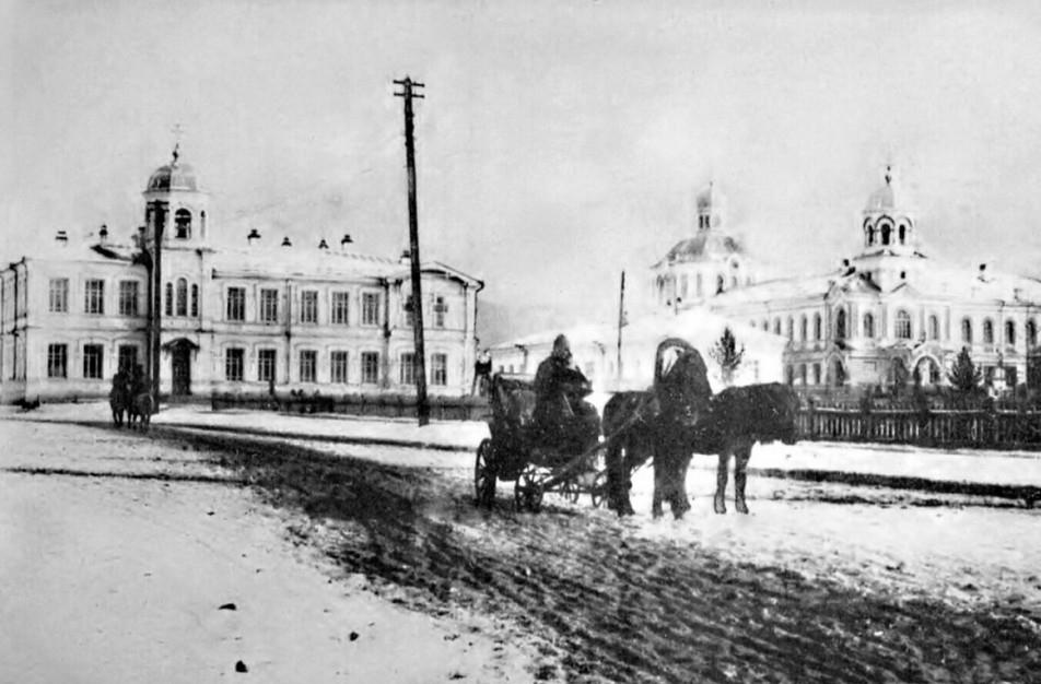 Перекресток улиц Бутина — Чайковского. На фото видны Спасо-Преображенский и Андреевский Крестовый храмы, 1919 год | Источник: сайт Соборы.Ру (sobory.ru)