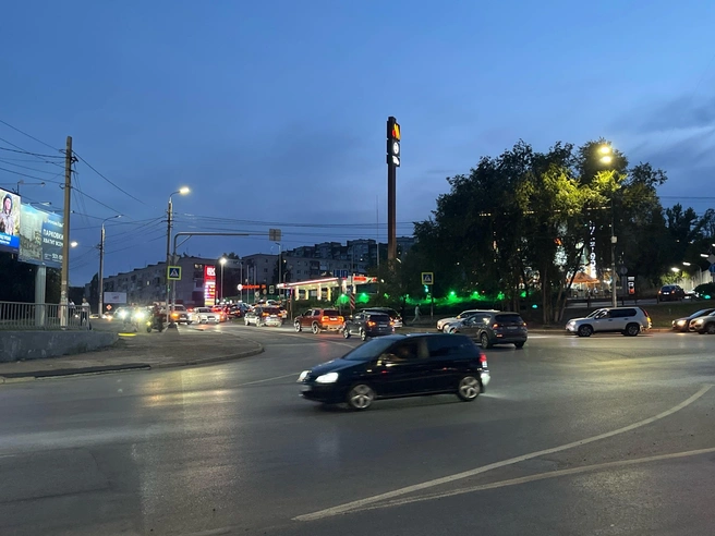Иногда на стелах заправки появляется стоимость не только солярки, но и нескольких сортов бензина | Источник: Андрей Петров / V1.RU