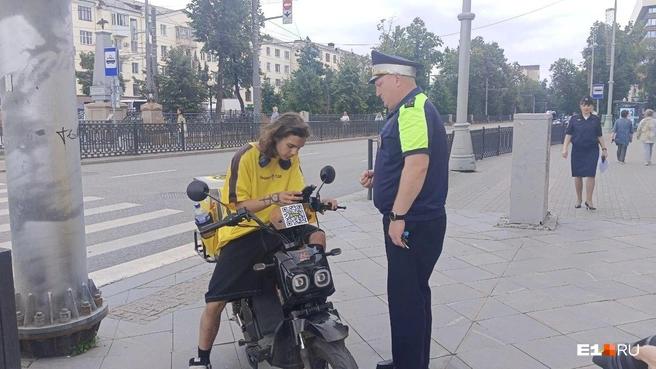 Доставщик на мощном электробайке, возможно, не должен передвигаться по тротуару, однако его остановили за то, что он не спешился на зебре | Источник: Мария Берендт / E1.RU