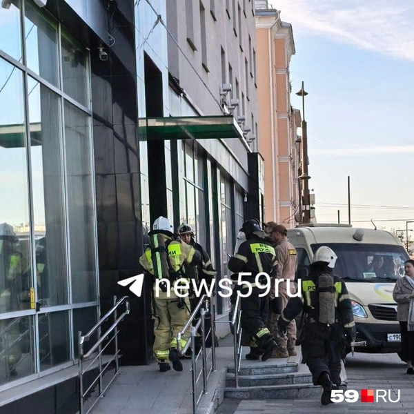 Пожарные толпились у входа в «Сбер» — там же стояла и машина инкассаторов | Источник: читательница 59.RU