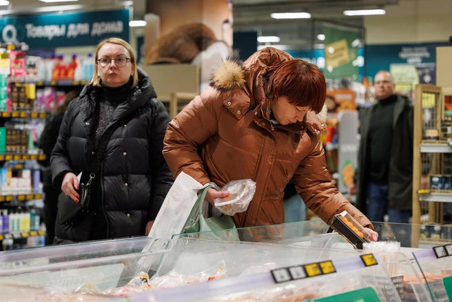 Если салат свежий&nbsp;— встречать Новый Год в инфекционном отделении не грозит | Источник: Алексей Волхонский / V1.RU