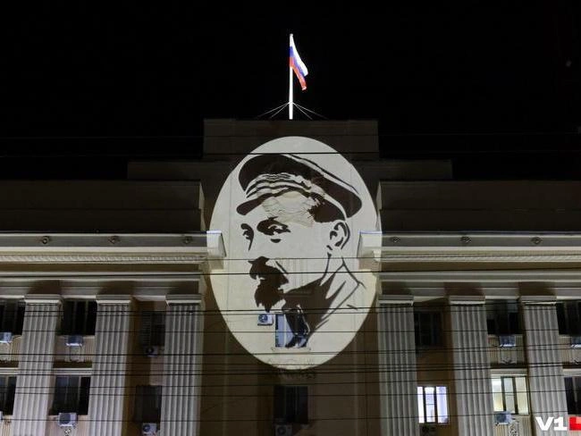 Феликс Дзержинский «наблюдает» за порядком на ночных улицах Волгограда с фасада здания ГУ МВД и УФСБ | Источник: Алексей Волхонский / V1.RU