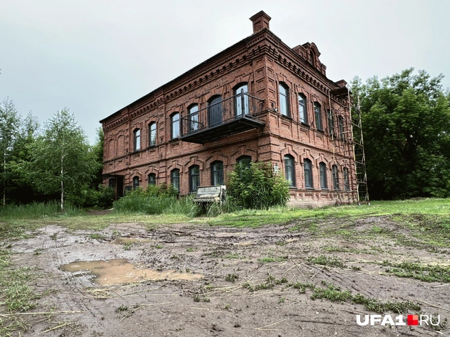 Возле обновлённого здания оставили старое пианино — местами еще работающее | Источник: Андрей Бирюков / UFA1.RU