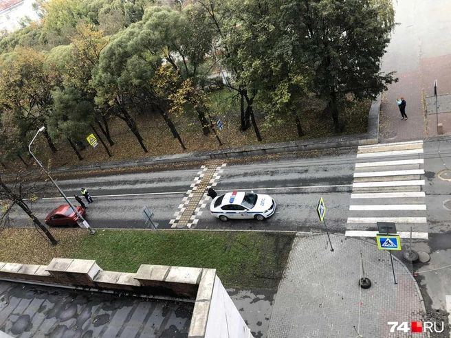 Красное авто — очевидный кандидат на штрафстоянку, но водителю повезло: эвакуаторы только что уехали, загруженные другими нарушителями | Источник: читатель 74.RU