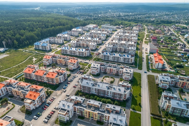 В проекте есть торговый центр и супермаркет, ландшафтный парк для прогулок и лесопарк, ровные дороги и остановки общественного транспорта | Источник: «Группа ЛСР»