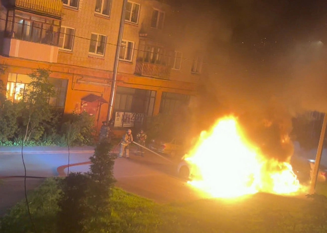 В Ленобласти сожгли премиальный кроссовер замглавы муниципалитета. Досталось и соседям | Источник: АВТО Гатчина / Телеграм