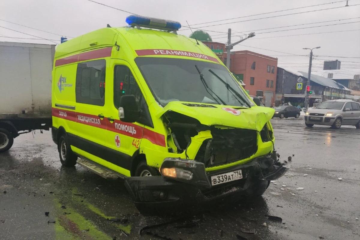 В центре Челябинска машина реанимации попала в аварию — видео - 30 октября  2023 - 74.ру