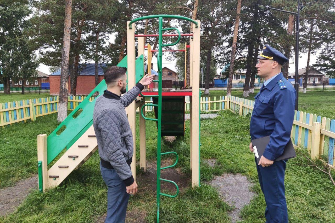 В Красноярском крае девятилетний мальчик запутался в поясе от халата на  детской площадке и умер - 30 августа 2023 - НГС24.ру