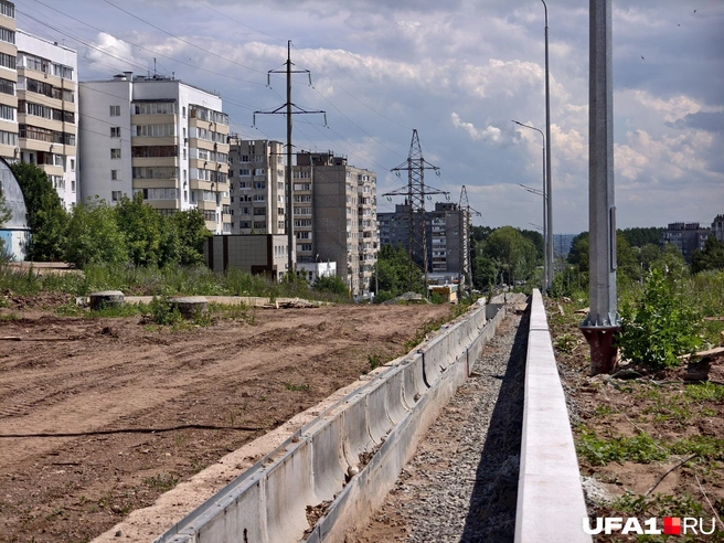 Бордюры уложили, столбы поставили — результат за полгода | Источник: Булат Салихов / UFA1.RU